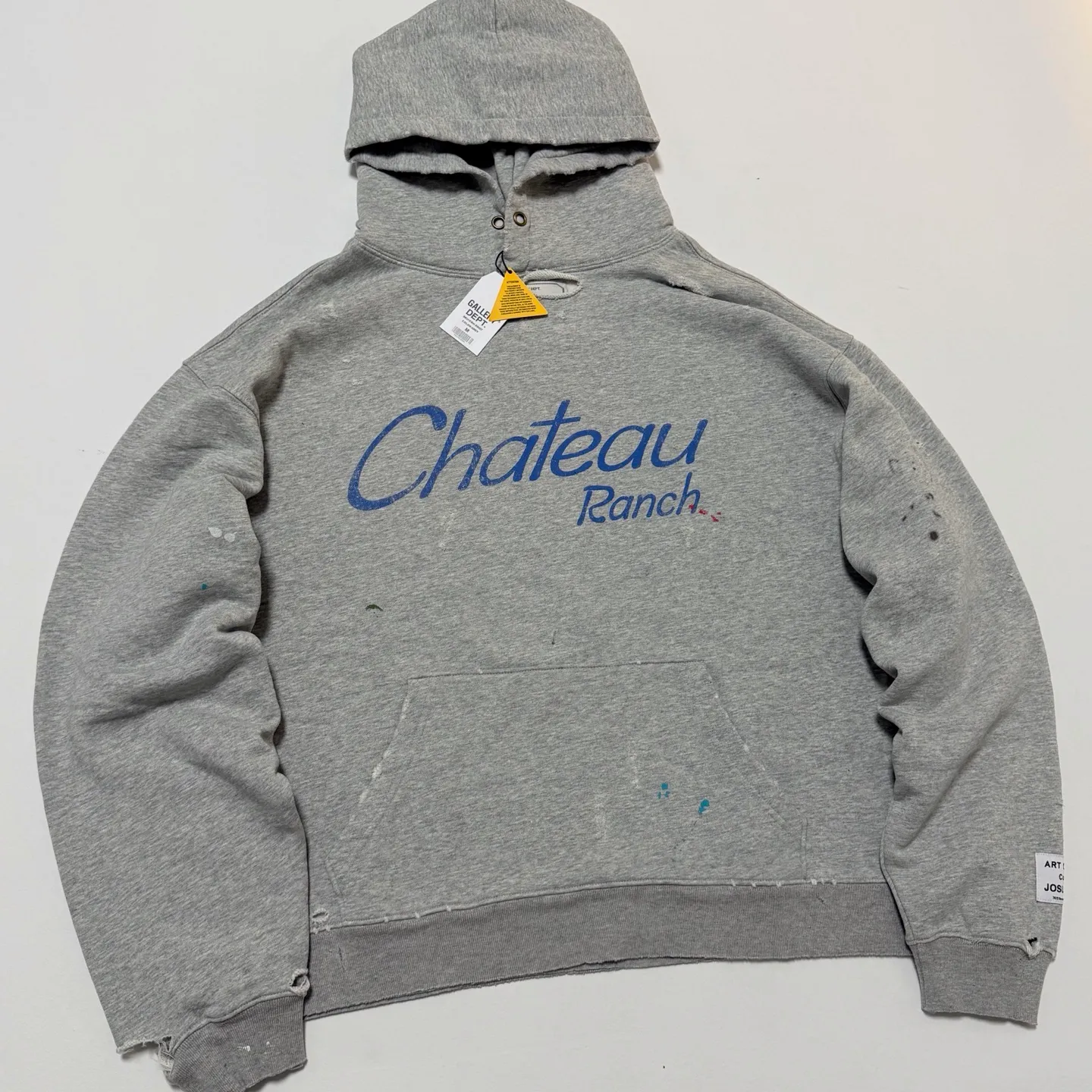 GALLERY DEPT. CHATEAU RANCH HOODIE/HEATER GRAY Horseshoe Winery Splashed Ink Destroyed Hoodie Washed Gray S-XL Assute Reactive Dyes Ready-made Horseshoe Fading Process Post-Fry Color Processing Super Heavy and Cumbersome Too Many Cuts and Hanging Wormhole Destruction Process➕Hand-Splashed Ink Very Time-consuming and Labor-intensive Correct Version Original Main Mark➕Large Main Mark➕Yellow Wash Mark The original BOXY short and wide version has not been changed at all. God-cut. Authentic level printing process. Post-washing treatment to show natural aging effect.